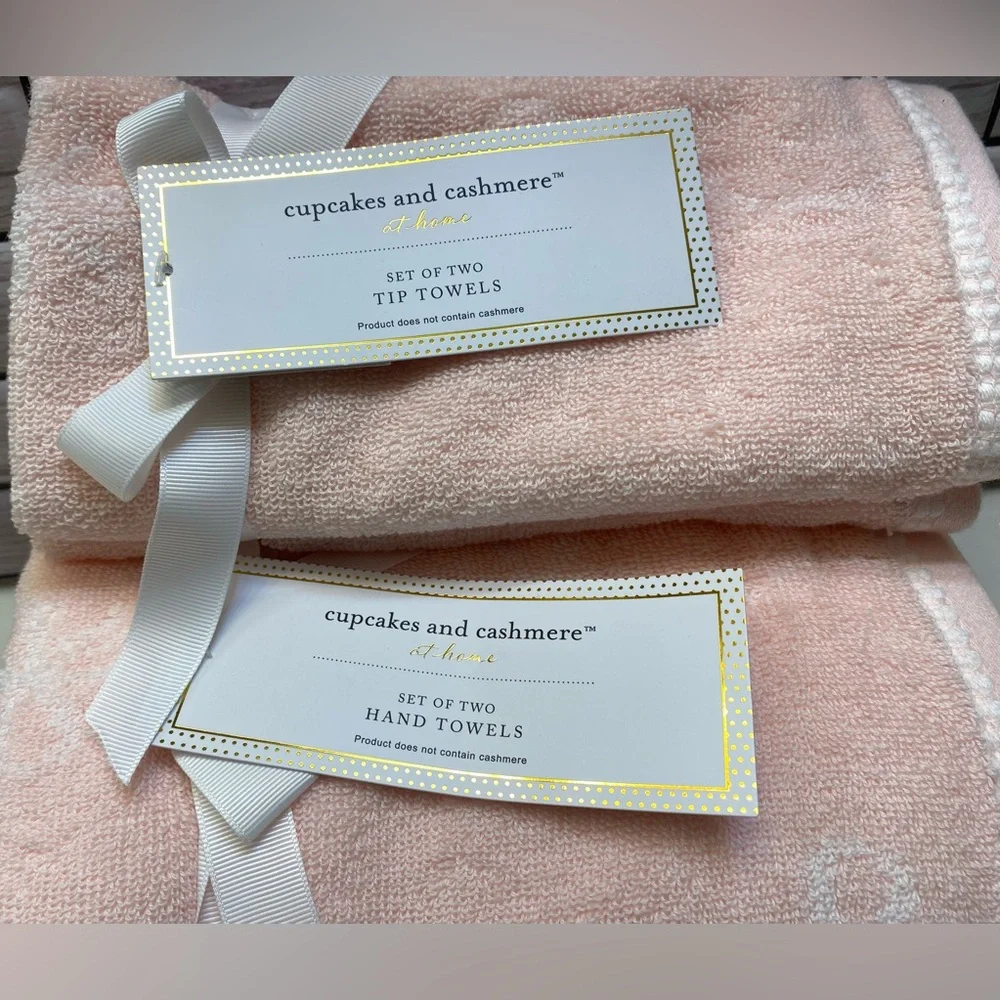 Cupcakes and Cashmere ❤️Baby Pink Bow (2)Hand  &(2) Tip Towel Set NWT